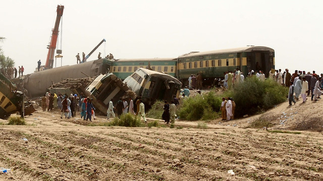 Pakistan’da iki tren çarpıştı. 