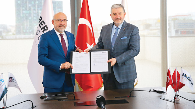 İşbirliği protokolünü Abdurrahman Kaan ve Mahmut Güngör imzaladı. Güngör, protokol kapsamında düzenlenen ferdi kaza sigorta poliçesini MÜSİAD Genel Başkan Kaan’a sundu.