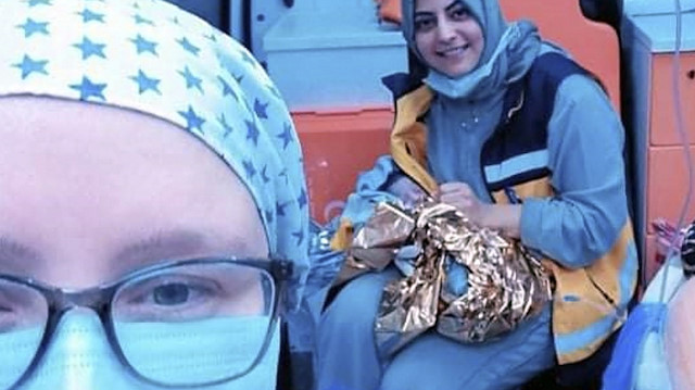 Dr. Ayşe Tat ve Acil Tıp Teknisyeni Serpil Şahin minik bebekle böyle poz verdi.