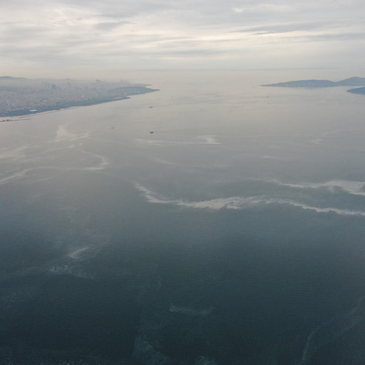 Sahilden adalara uzanan müsilaj tabakası drone ile görüntülendi