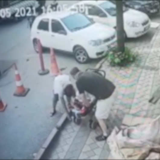 Yerde buldukları bin 300 lirayı bebek arabasıyla perdeleyerek alıp uzaklaştılar