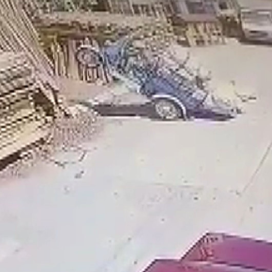 Konyada aşırı yük yüklenen motosiklet şaha kalktı