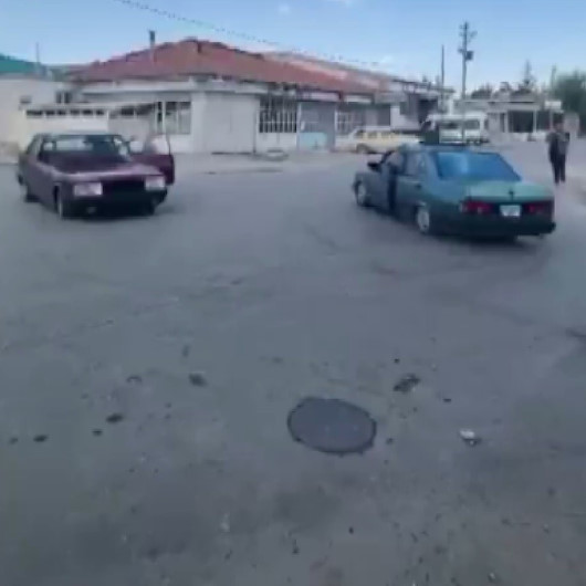 Konyada iki otomobil karşılıklı drift yaptı