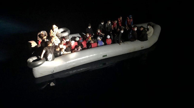 Sahil Güvenlik Komutanlığı ekiplerince kurtarılan göçmenler, Göç İdaresi Müdürlüğüne teslim edildi.