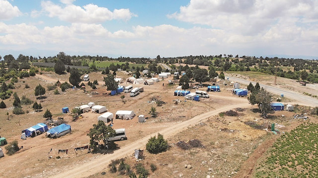 AFAD İl Müdürlüğü’nden temin edilen 4 adet çadırı dağın zirvesine yerleştiren Pamukkale Halk Eğitim Merkezi, temin edilen sıra ve materyaller ile kısa sürede bu çadırları sıcak bir eğitim yuvasına dönüştürdü.