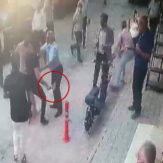 Torbalıda CHPliler arasında satırlı kavga: İl delegesi CHPli belediye başkan yardımcısına satırla saldırdı