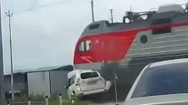 Rusya'da tren otomobili biçti: Dehşet anları kameraya yansıdı