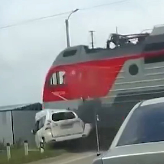 Rusyada tren otomobili biçti: Dehşet anları kameraya yansıdı