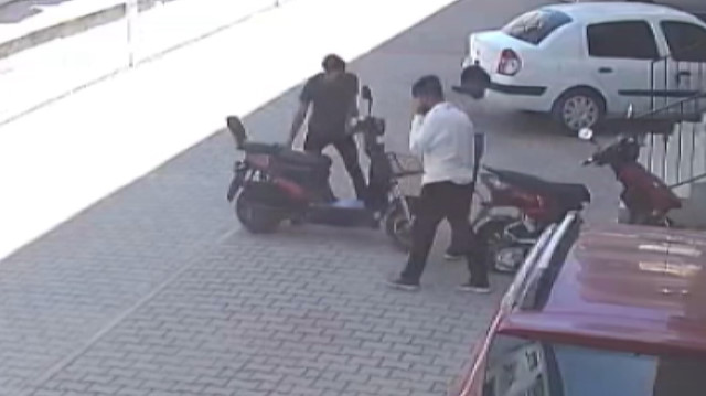 Güpegündüz elektrikli bisiklet hırsızlığı kamerada