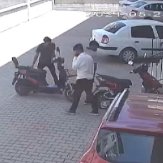 Güpegündüz elektrikli bisiklet hırsızlığı kamerada