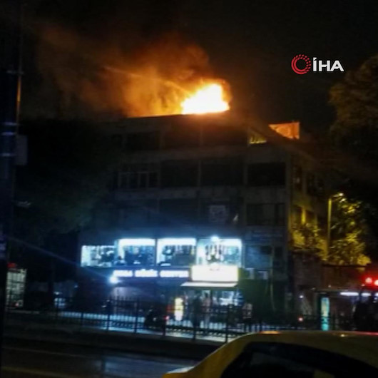 Fatih’te 4 katlı iş yerinin çatısında yangın çıktı