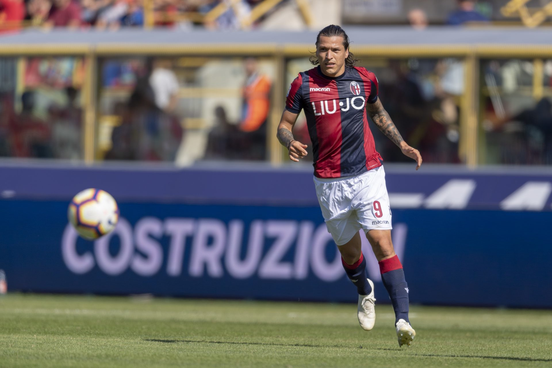 1.87 boyundaki Federico Santander sağ ayağını kullanıyor.