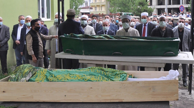 İki kardeşin cenazeleri kılınan cenaze namazının ardından toprağa verildi. 