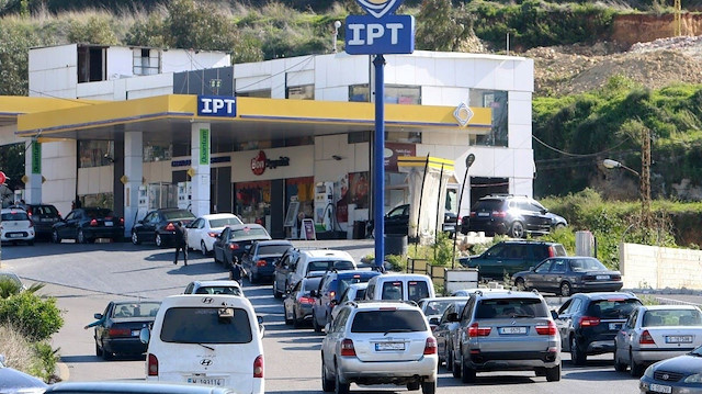 Lübnan'da uzun kuyrukların oluştuğu benzin istasyonlarında "akaryakıtın tümüyle tükenmek üzere" olduğu uyarısı.