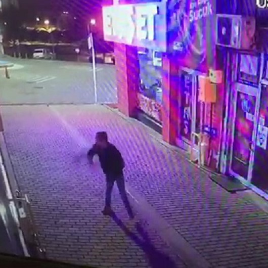 Samsunda bankaya taşlı saldırı kamerada
