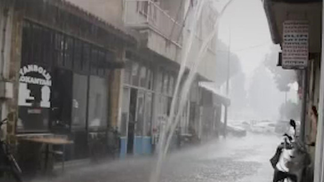 Manisa'da etkili olan sağanak yağış sonrası sokaklar göle döndü