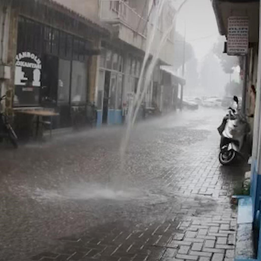 Manisada etkili olan sağanak yağış sonrası sokaklar göle döndü
