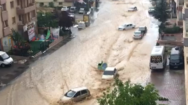 Ankara sele teslim: Yollar göle döndü araçlar mahsur kaldı