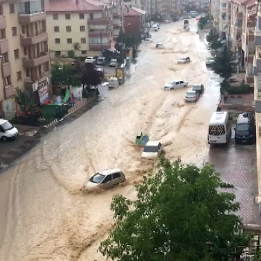 Ankara sele teslim: Yollar göle döndü araçlar mahsur kaldı