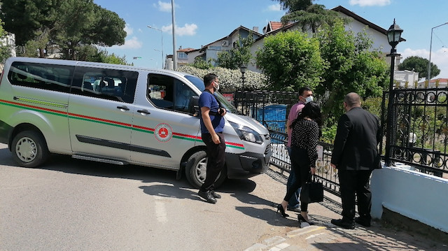 mağdur avukatı Sinan Keskin, icra memurlarıyla birlikte Özer’in Darıca Bayramoğlu Mahallesi Fatih Sultan Mehmet Caddesi’nde bulunan sitede, ailesine ait evine gelerek icra işlemi başlattı.