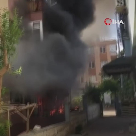 Antalyada 3 katlı bir binanın giriş katında çıkan yangında patlama yaşandı