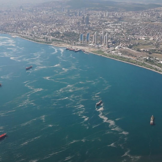 Marmara denizinde etkisini sürdüren müsilaj havadan görüntülendi