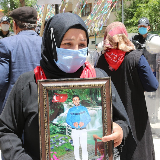 Gözü yaşlı anneden müzikle seslerini bastıran HDPye tokat gibi sözler: HDP Kürt partisi değil, onlar bize layık olamaz