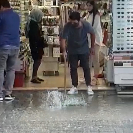 İzmirde etkili olan sağanak dükkanlarda su baskınına neden oldu