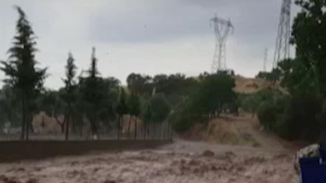 Aydın'da sağanak yağış sonrası sokaklar çamurla doldu