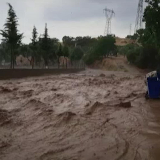 Aydında sağanak yağış sonrası sokaklar çamurla doldu