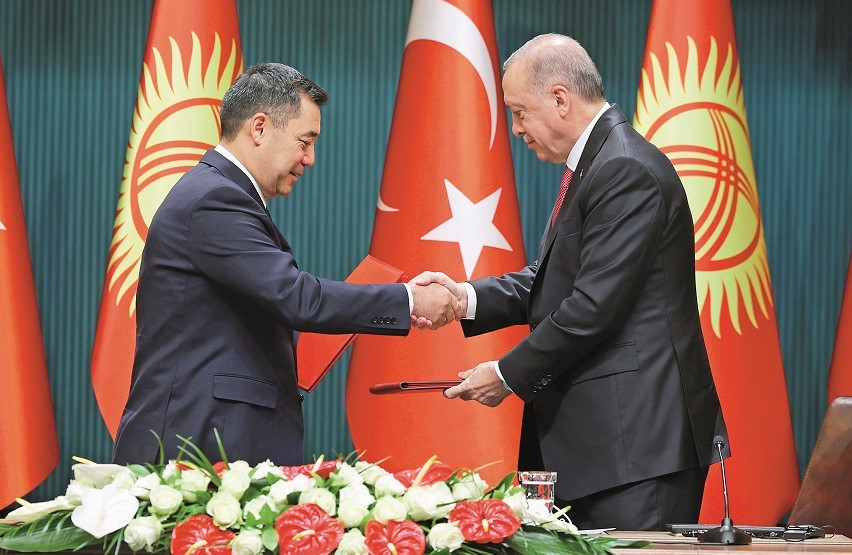 Erdoğan ile Caparov görüşmelerin ardından ikili anlaşmalara imza attı. Erdoğan aylar sonra ağırladığı bir konuğuyla tokalaştı.
