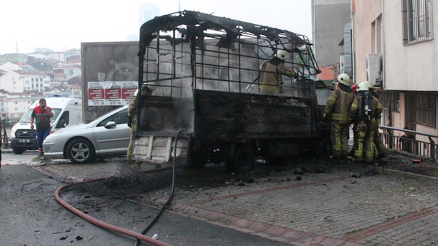 Isınmak için yakılan ateşte 1 kamyonet küle döndü, 2 otomobil hasar gördü