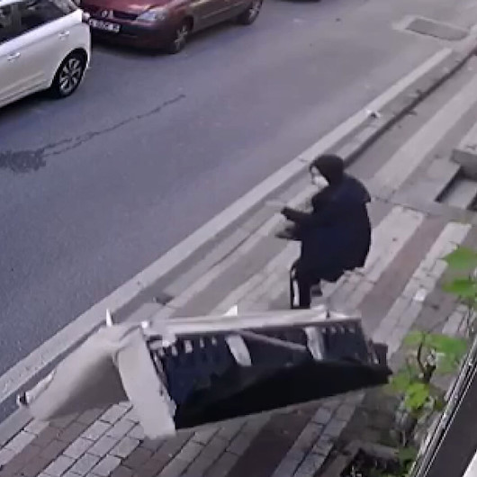 Üzerine düşen kanepeden saniyelerle kurtuldu: O anlar kamerada