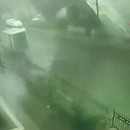 Bingölde binanın çatısının kağıt gibi savrulma anı kamerada