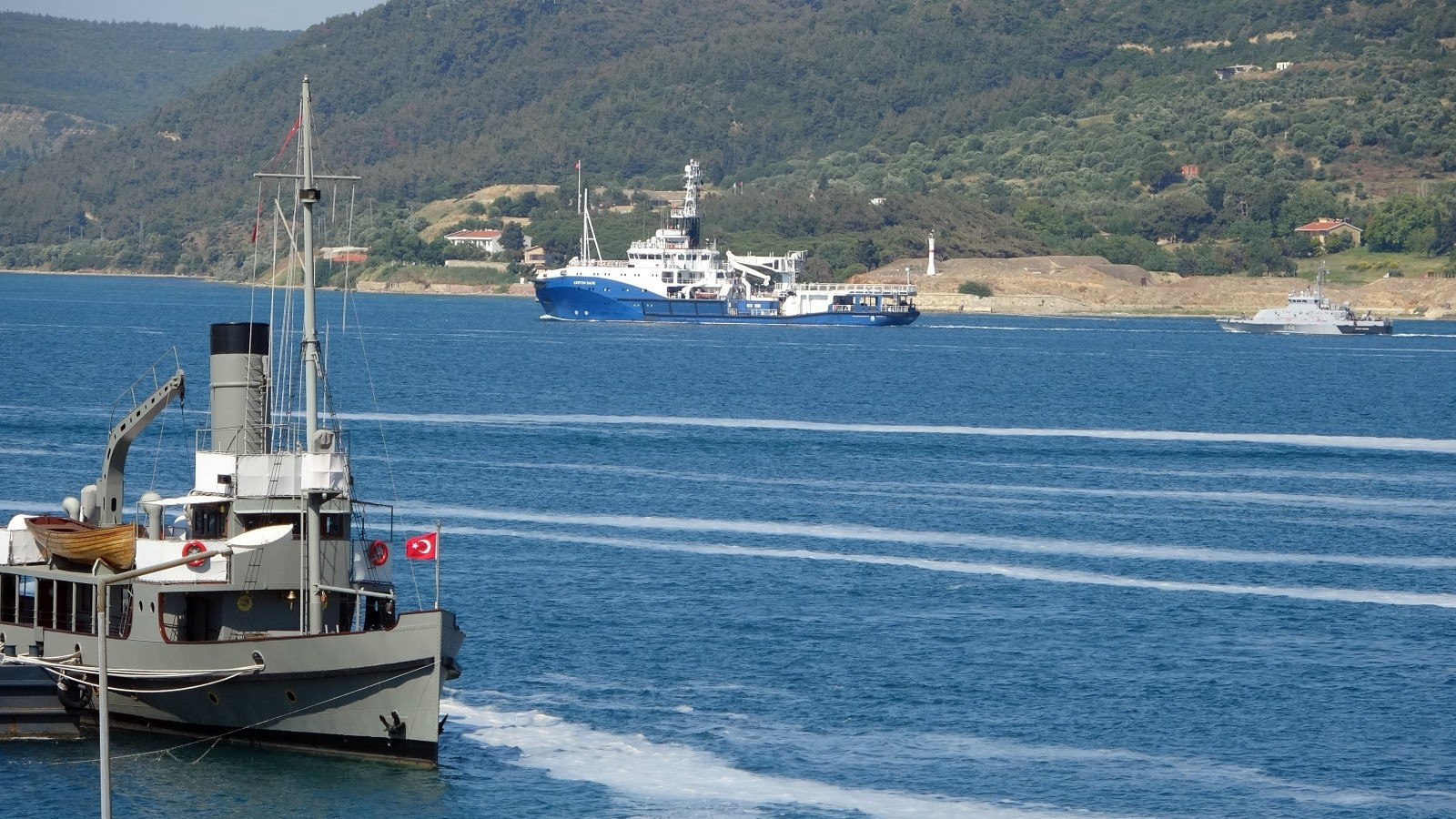 Türk Sahil Güvenlik botu, Rus savaş gemilerinin boğazı geçişine refakat etti.