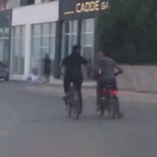 Motosiklet ve bisiklet sürücülerinin el ele yaptıkları tehlikeli yolculuk kamerada