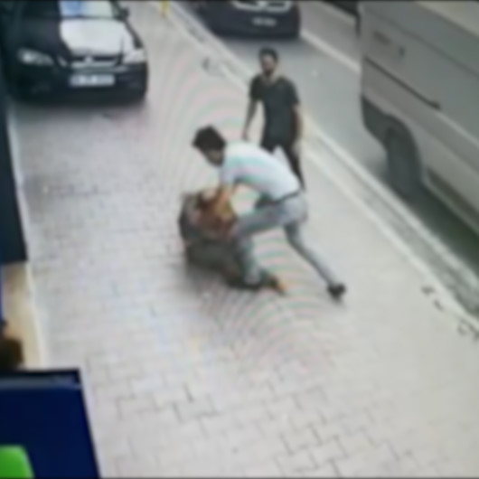 Çocuklardan zorla para isteyen kişi durumun fark edilmesiyle sokak ortasında dayak yedi