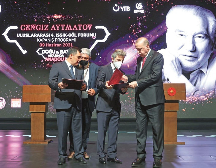 Cumhurbaşkanı Erdoğan ve Kırgız Cumhuriyeti Cumhurbaşkanı Sadır Caparov, Beştepe’de gerçekleştirilen Cengiz Aytmatov Uluslararası 4. Issık-Göl Forumu kapanış programına katıldı.