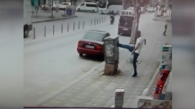 Önce aydınlatma direğini ardından telefon panosunu tekmeledi