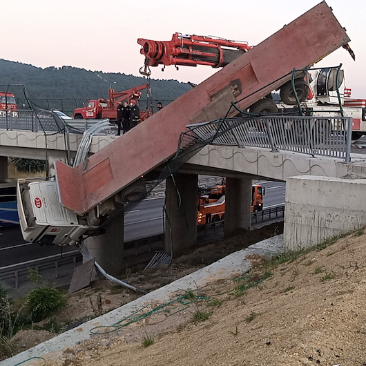 Gebzede yoldan çıkan TIR viyadükte asılı kaldı