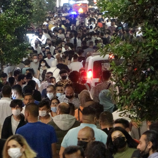 İstiklalde iğne atsan yere düşmüyor: Maskesiz mesafesiz halay çektiler