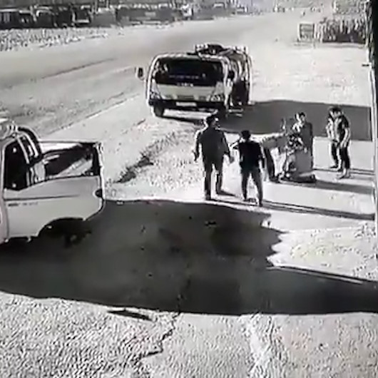 Kazadan kıl payı kurtulan sürücü şükür secdesine giderken hatalı sürücü de yanına gelip başından öptü