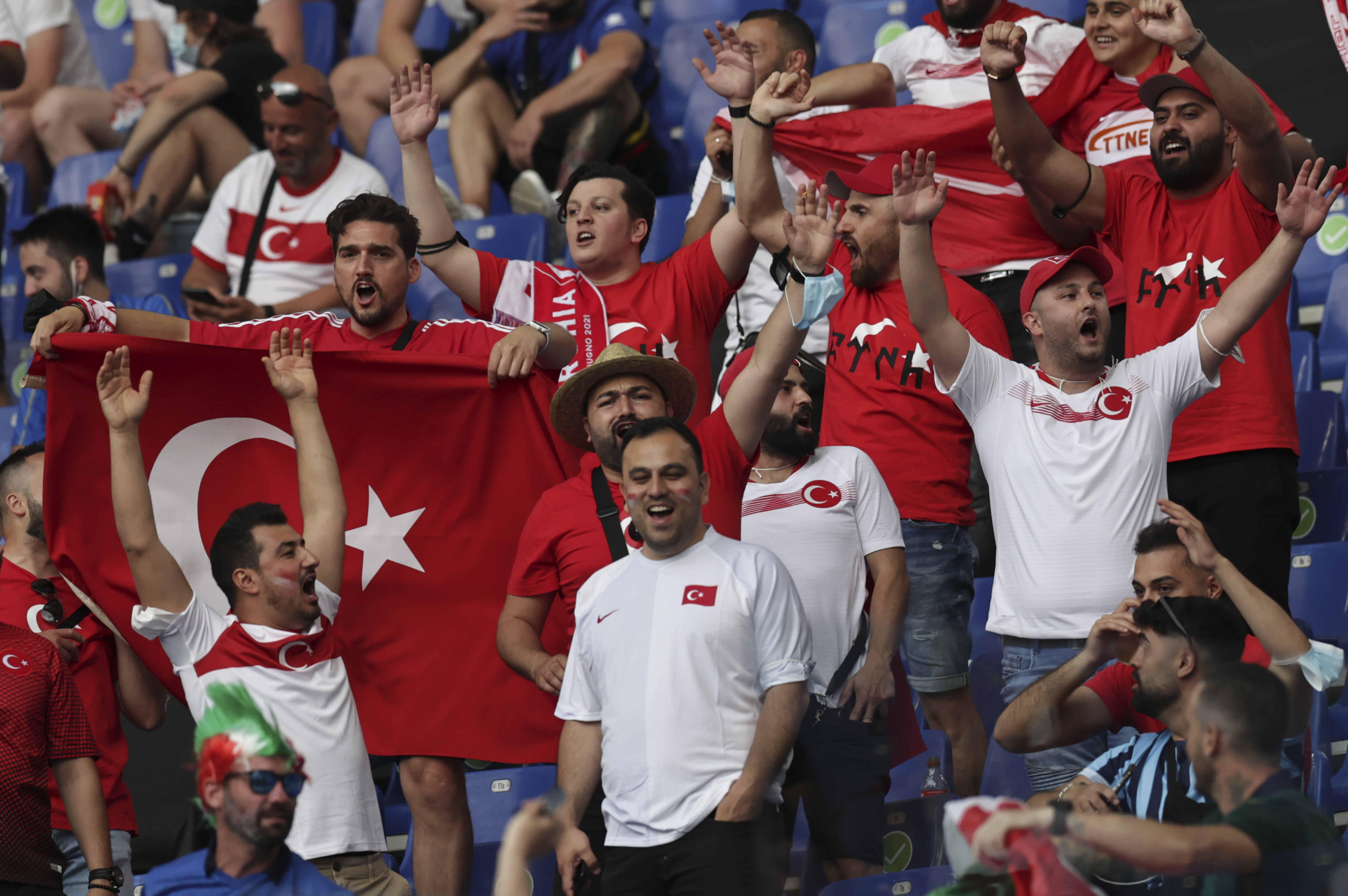 Türk taraftarlar kendileri için ayrılan bölümleri doldurdu.