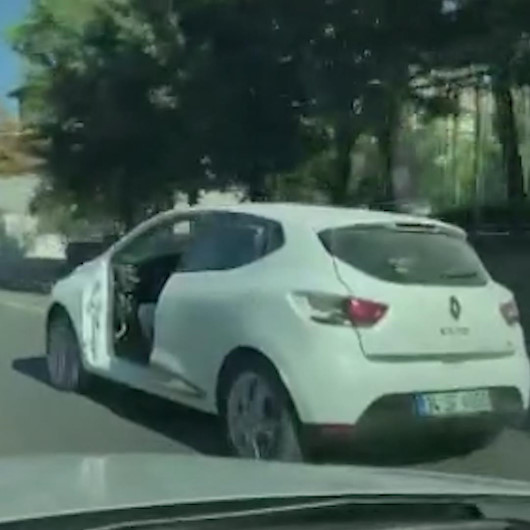 Ataşehir’de kapısı olmayan otomobilin trafiğe çıktığı anlar kamerada