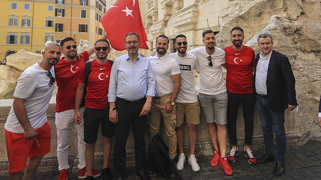 وزير الشباب والرياضة التركي يلتقي مشجعي منتخب بلاده في روما