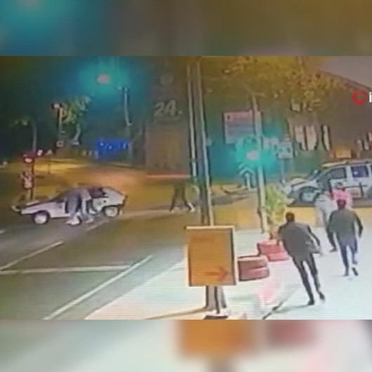 Kırmızı ışıkta duran araca çarpıp sürücüsünü yumrukladı
