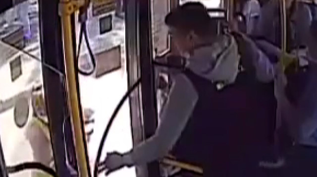 Rusya'da faciadan dönüldü: Bebeğin bacağı otobüs kapısına sıkıştı