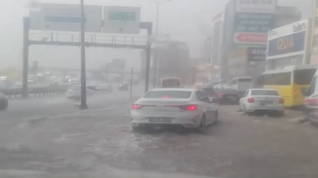 İstanbul'da dolu ve sağanak yağış yolları göle çevirdi