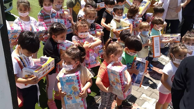 Cumhurbaşkanı Erdoğan ‘Tayyip dede’ diye seslenen çocuklara oyuncak dağıttı.
