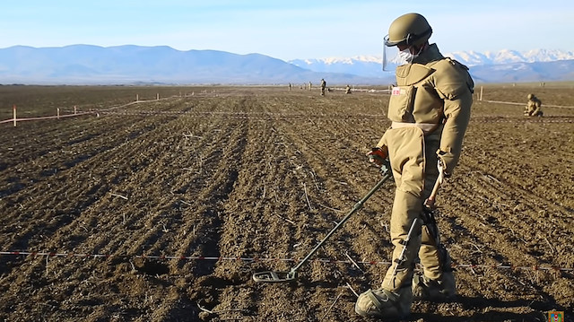 Dağlık Karabağ'daki mayın temizleme çalışmalarına katılan Türk askeri